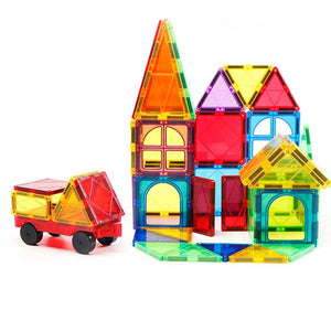 Σετ πολύχρωμων magnetic building blocks με μαγνητικό αυτοκινητάκι, σε λευκό φόντο για παιδιά