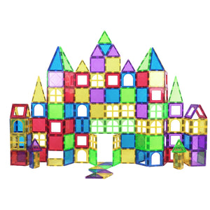 Πολύχρωμα magnetic building blocks διαμορφωμένα σε κάστρο, σε λευκό φόντο για παιδιά