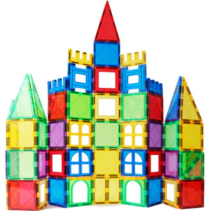 Πολύχρωμα magnetic building blocks συναρμολογημένα σε κάστρο, σε λευκό φόντο για παιδιά