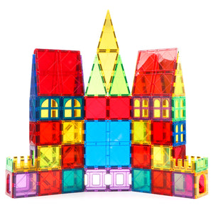 Πολύχρωμα magnetic building blocks διαμορφωμένα σε κάστρο, σε λευκό φόντο για παιδιά