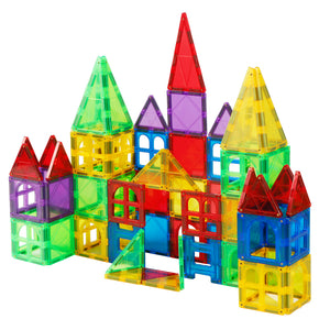 Πολύχρωμα magnetic building blocks σχηματίζοντας κάστρο, σε λευκό φόντο για παιδιά