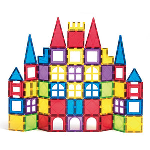 Πολύχρωμα magnetic building blocks διαμορφωμένα σε κάστρο, σε λευκό φόντο για παιδιά