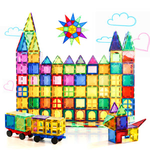 Πολύχρωμο σετ magnetic building blocks σε λευκό φόντο με διακοσμητικά στοιχεία για παιδιά