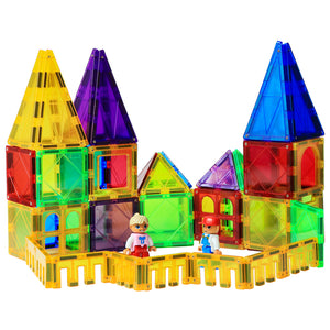 Πολύχρωμο σετ magnetic building blocks με διαφανείς πύργους και βάση, σε λευκό φόντο για παιδιά